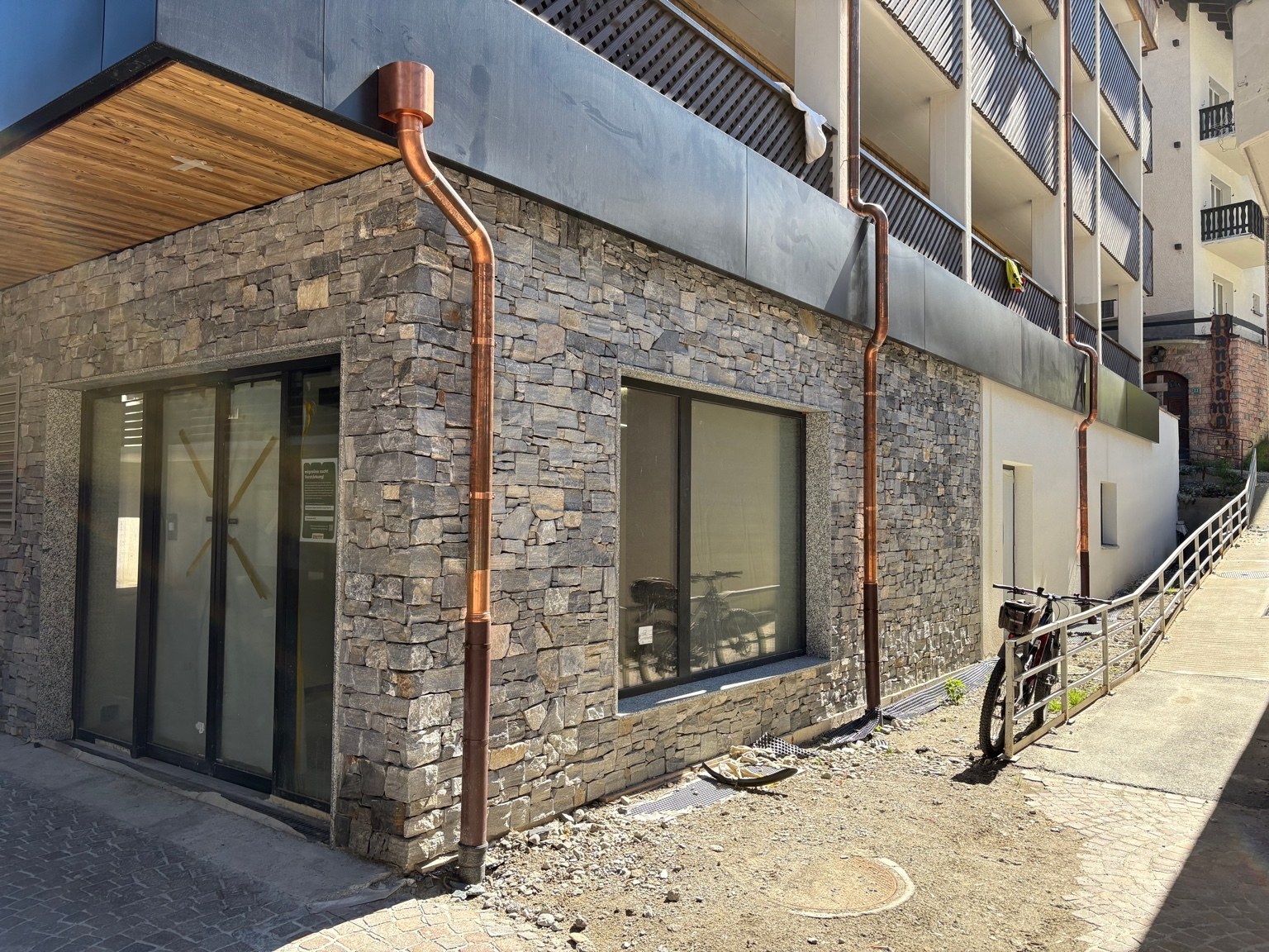 Saas-Fee – Fassade mit Kupferfallrohren